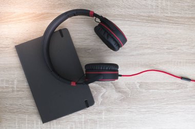 Kulaklıklar ahşap bir arka planda