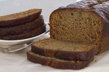 Tabakta dilimlenmiş ev yapımı çavdar ekmeği, yakın plan..