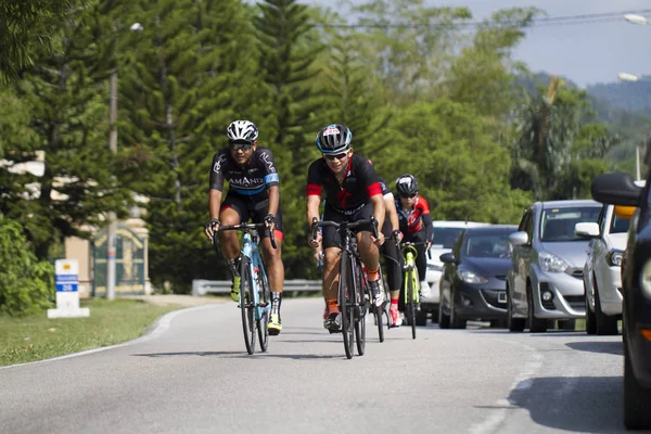 Sportif motosikletçiler yolda bisiklet yarışması