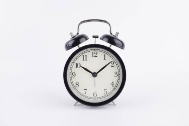Alarm saati beyaz arkaplanda izole edildi. Seçici odak.