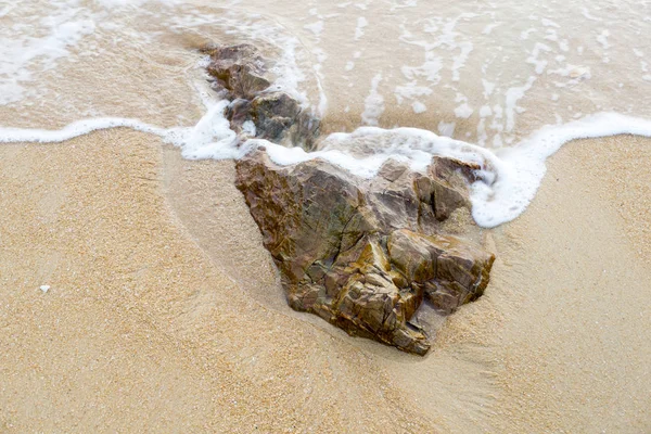 Скалы Берегу Разбивающейся Морской Волной Над Песком — стоковое фото