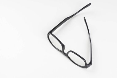 beyaz arka plan üzerinde siyah çerçeve gözlük