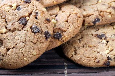 Stüdyoda kahverengi peçetede çikolatalı kurabiye. 