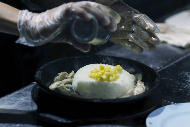 Şefin elleri çeşni tabağında yemek hazırlarken.