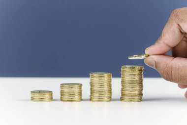 stüdyo ve insan elinde altın para sikke 