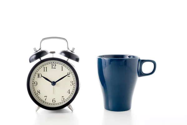 目覚まし時計と白を基調としたティーカップ — ストック写真