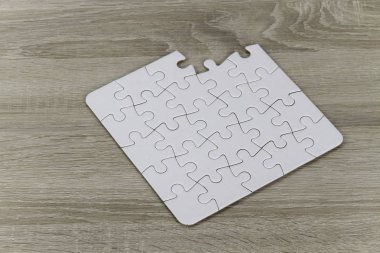 ahşap zemin yüzeyinde yapboz parçaları 