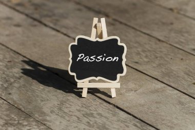 Kara tahtadaki karakteristik kavramlar. Tahta arkaplan üzerine seçici Odaklanma