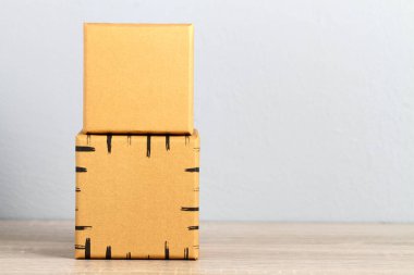 çeşitli boyutlarda kutular, küçük ve orta büyüklükte boş kutular tahta masanın üzerinde.