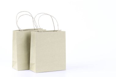 karton alışveriş kağıt torbalar beyaz izole 