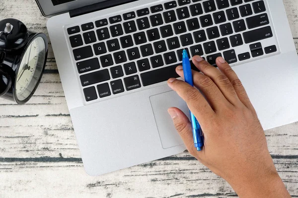 Mann Mit Blauem Stift Arbeitstisch Mit Modernem Grauen Laptop — Stockfoto