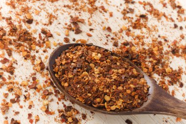 tahta kaşık kırmızı baharatlı baharat 