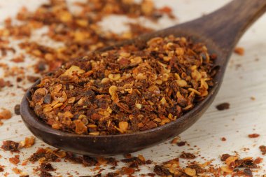 tahta kaşık kırmızı baharatlı baharat 