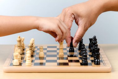 Oyun için satranç figürleri olan profesyonel satranç tahtası, insanlar oyun oynuyor 