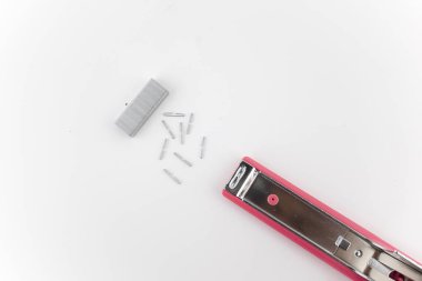 Zımba ve metal zımba kavramı beyaz arkaplan üzerinde