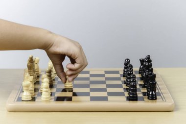 Oyun için satranç figürleri olan profesyonel satranç tahtası, çocuk oyunu 