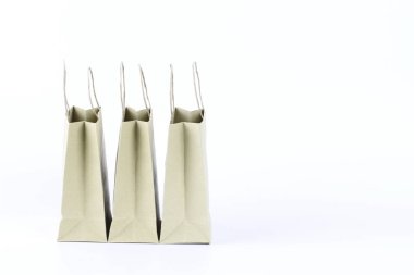 karton alışveriş kağıt torbalar beyaz izole 