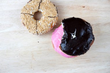 Tahta arka planda çikolata ve kurabiye