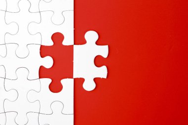 kırmızı arka plan üzerinde yapboz parçaları