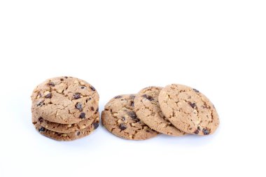 beyaz zemin üzerine çikolatalı kurabiye