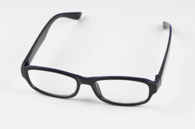 beyaz arka plan üzerinde siyah çerçeve gözlük