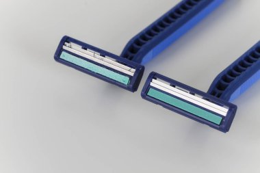 Seçici odaklı beyaz arkaplan üzerinde kullanılmış ve yeni jiletler