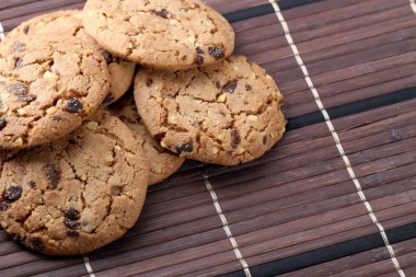 Stüdyoda kahverengi peçetede çikolatalı kurabiye. 