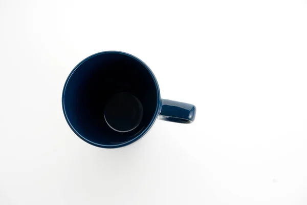 Σκούρο Φλιτζάνι Καφέ Στο Στούντιο Λευκή Επιφάνεια — Φωτογραφία Αρχείου