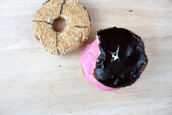 Tahta arka planda çikolata ve kurabiye