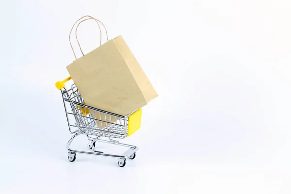 Karton Einkaufstasche Isoliert Auf Weißem Und Kleinem Metall Einkaufswagen Auf — Stockfoto