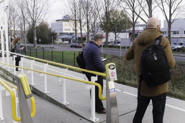 Amstelveen, Hollanda - 7 Kasım 2017: Amstelveen 'de metro istasyonunda bekleyen yerliler
