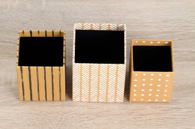 Kahve seti ve beyaz tahta kutu.