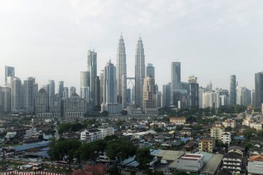 Kuala Lumpur, Malezya - 16 Temmuz 2017: Şehir binaları üzerinde bulanık bulutlar