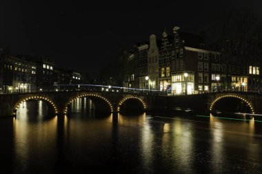 Köprünün gece manzarası