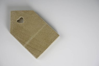 beyaz yüzeyüzerinde kalp şeklinde bütün ile ahşap tahta 