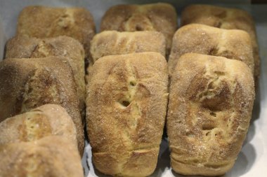 Tahta bir masada ekmek.