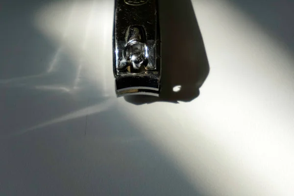 Χρησιμοποιημένο Νυχοκόπτη Φως Και Σκιά Λευκό Φόντο — Φωτογραφία Αρχείου