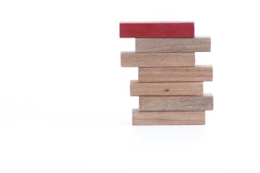 Beyaz arkaplanda izole ahşap tahtalar 