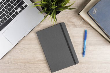 Masada dizüstü bilgisayar ve defter