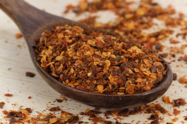 tahta kaşık kırmızı baharatlı baharat 