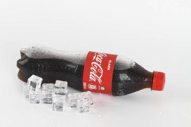 Coca-Cola ve buz küpleri Plastik şişe 