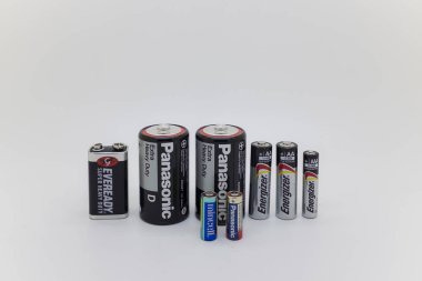 Beyaz arka planda siyah hapları