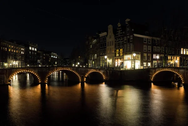 Vista Nocturna Ciudad Amsterdam Con Canal Edificios — Foto de Stock