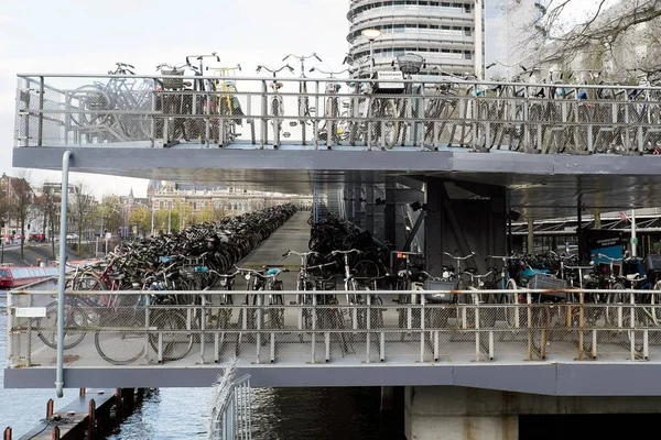 Bicicletas Estacionadas Correctamente Aparcamiento Ciudad Amsterdam —  Fotos de Stock