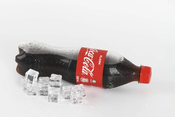 Пластиковая Бутылка Кока Колы Кубики Льда — стоковое фото