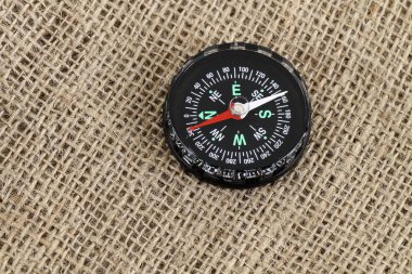 arka plan olarak kullanılmış çuvala pusula