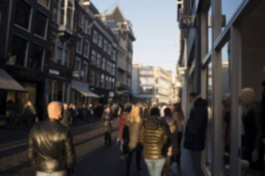 şehir hayatının bulanık görüntü, binalarda sokakta yürüyüş insanlar 