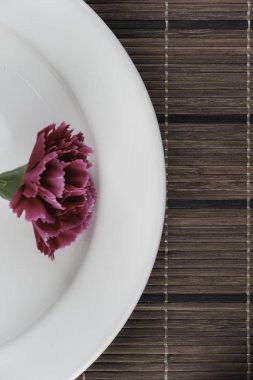 kırmızı bir tabak.