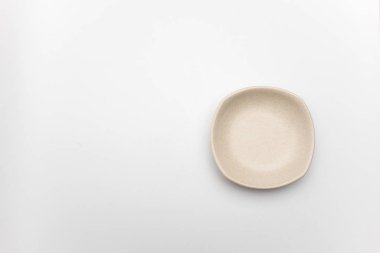 Beyaz arkaplanda boş sos tabakası görünümü