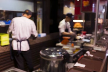 Aşçılar mutfakta yemek hazırlarken Bokeh alışveriş merkezinde